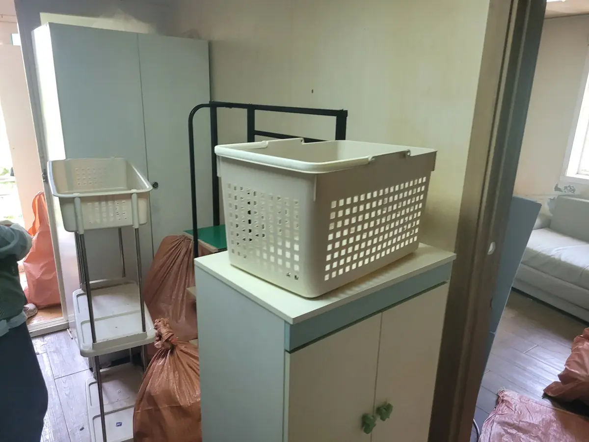 원룸 안에 생활용품과 쓰레기가 쌓여 있는 정리 전 모습