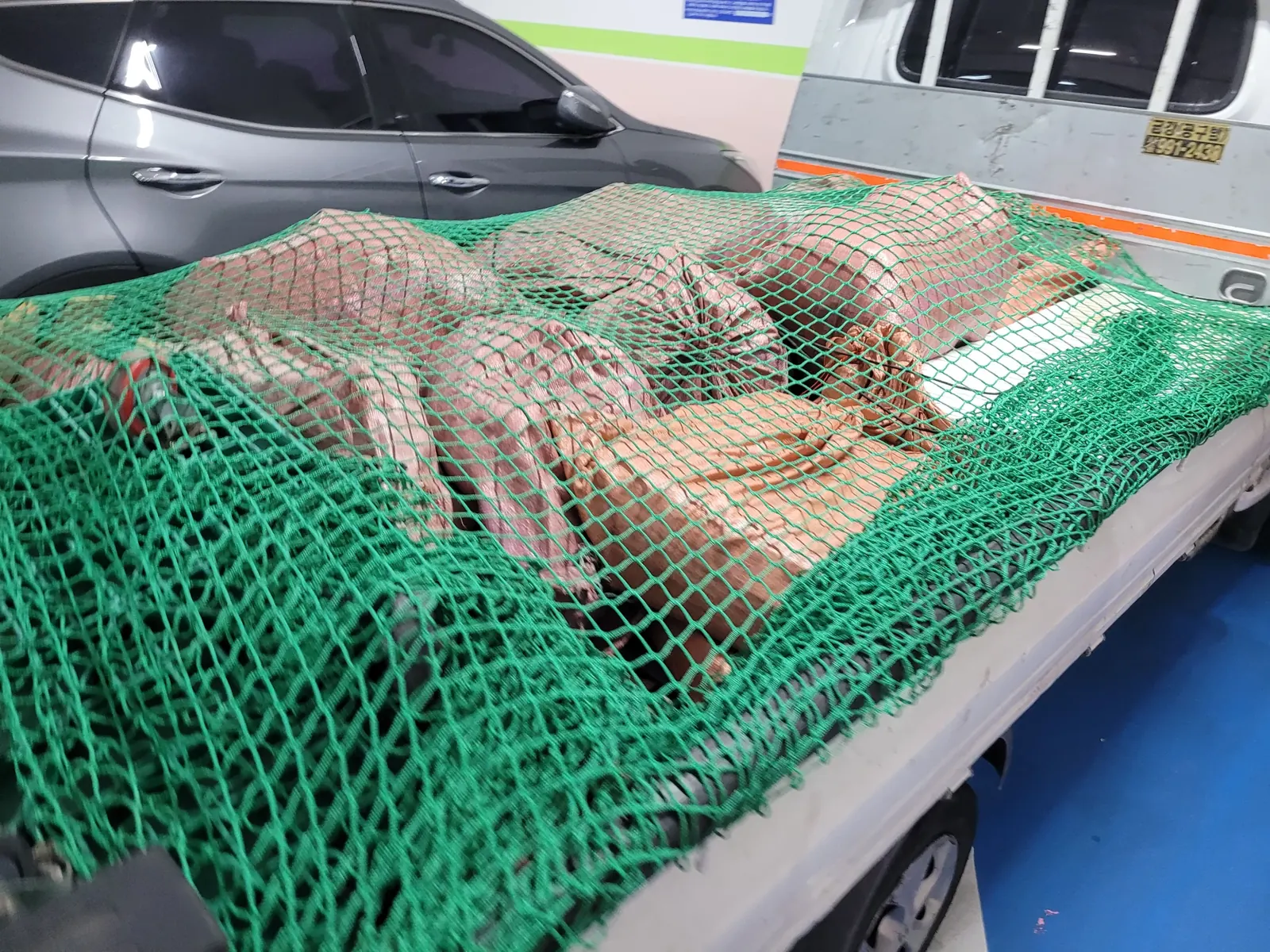 수거한 폐기물과 가구를 트럭에 싣고 운송하는 모습