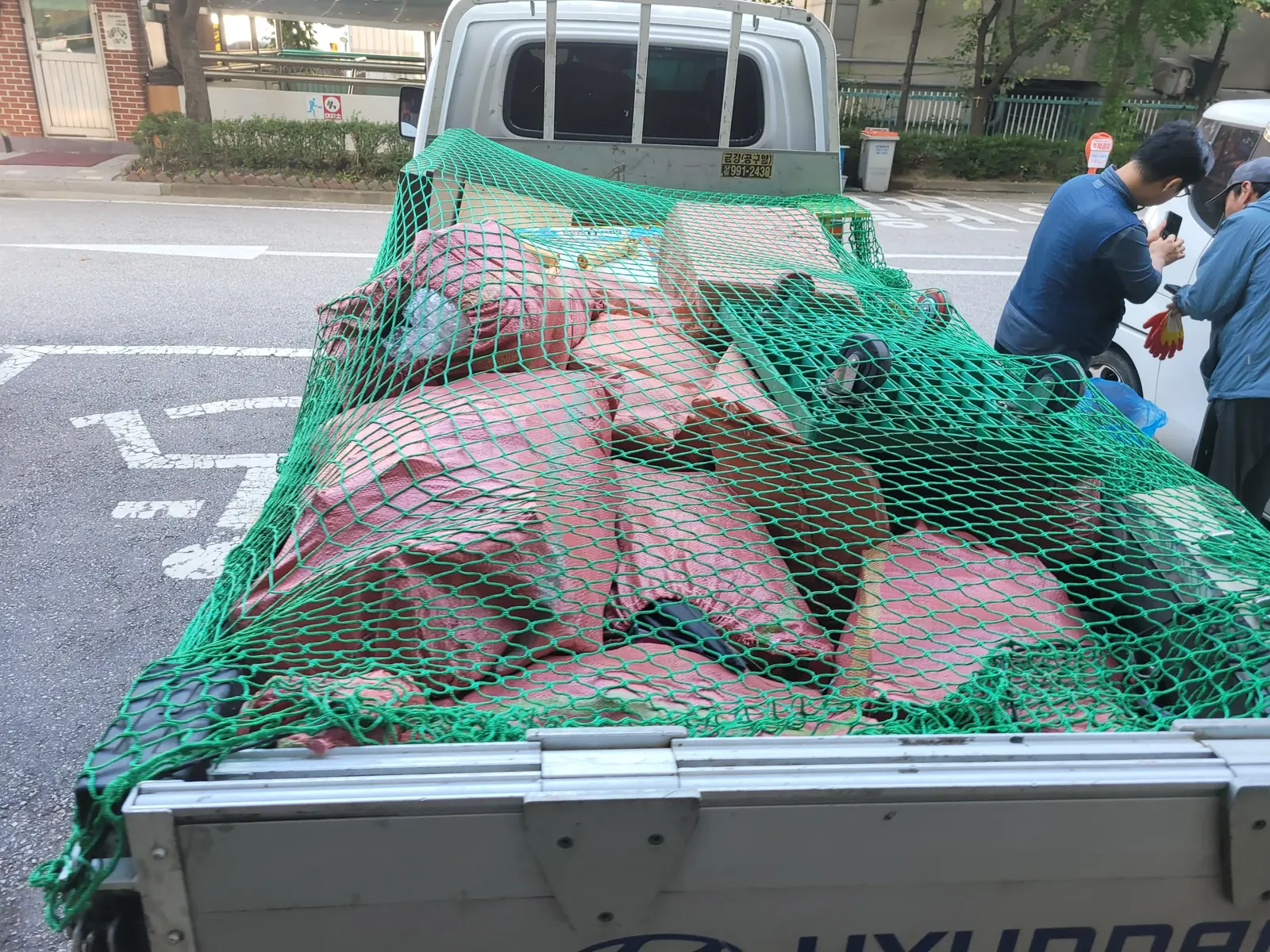 수거한 폐기물과 가구를 트럭에 싣고 운송하는 모습