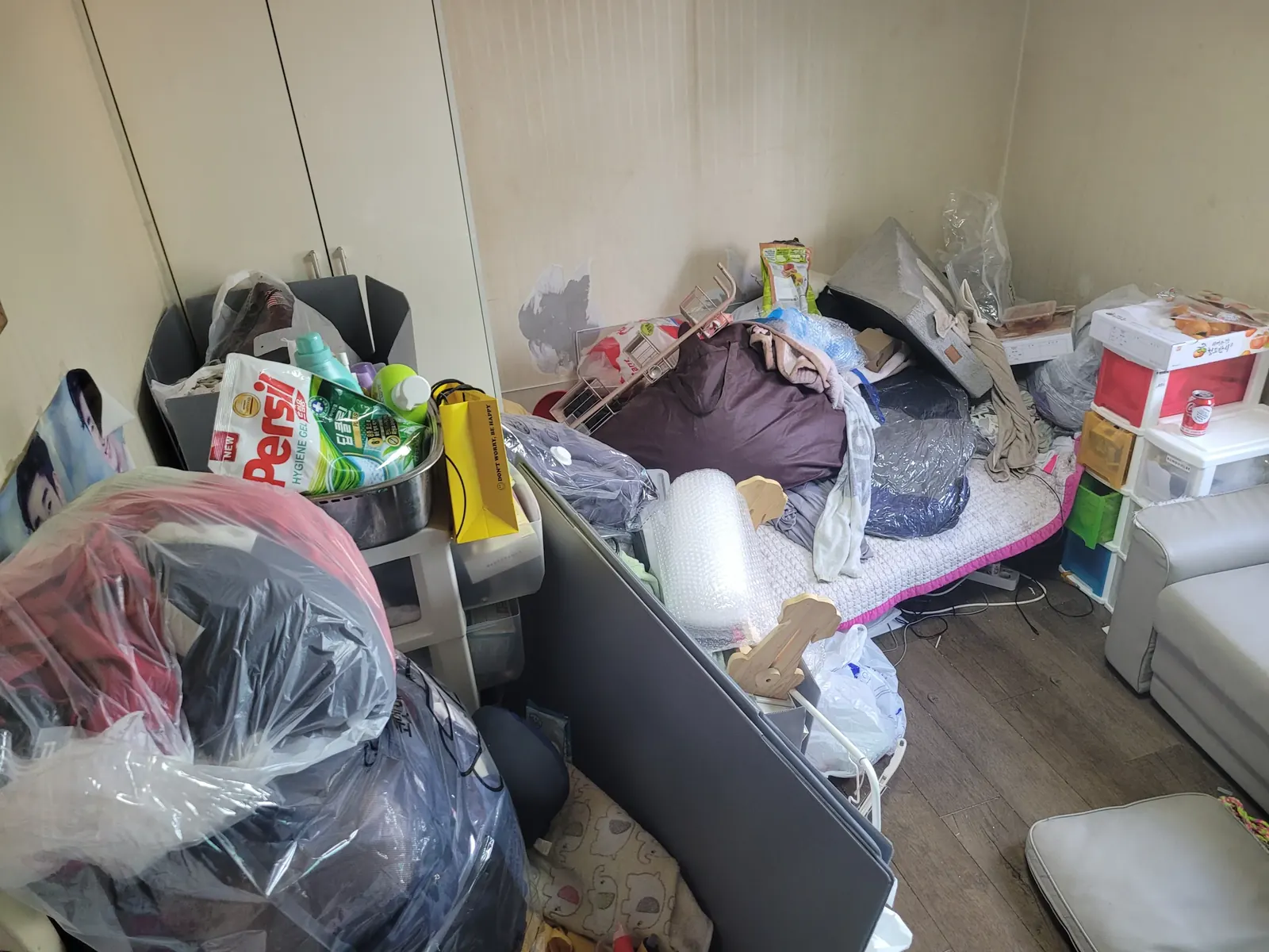 원룸청소 관련 현장: 물품이 놓여 있는 원룸 정리 전 모습