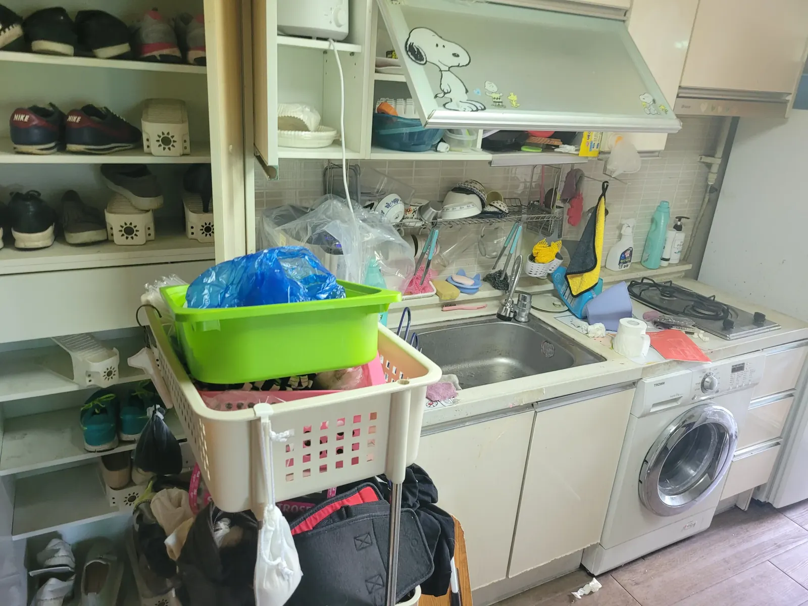 물품이 놓여 있는 원룸 정리 전 모습