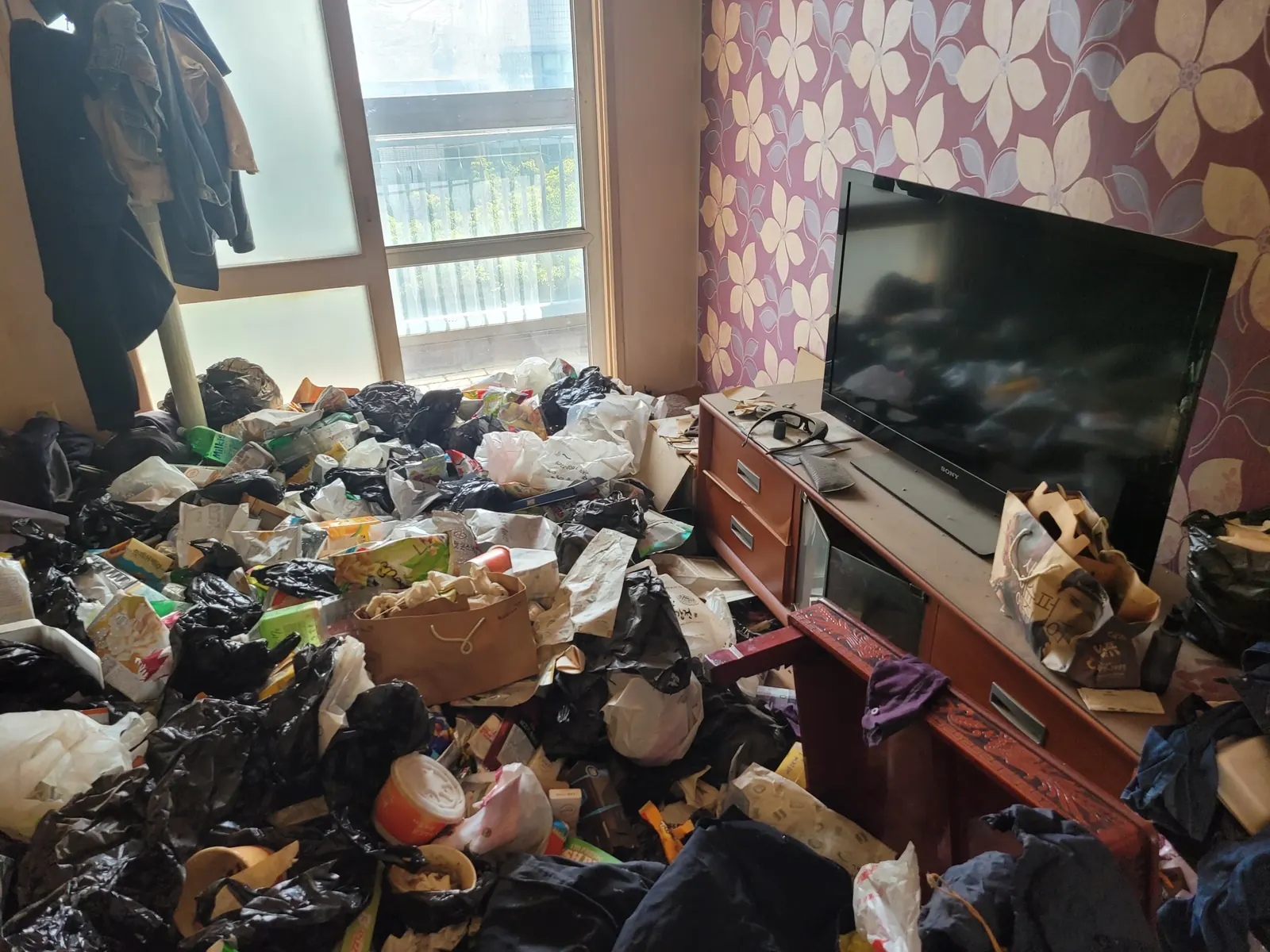 서울 쓰레기집청소 관련 현장: 쓰레기와 물품이 바닥에 쌓인 집 내부 정리 전 모습