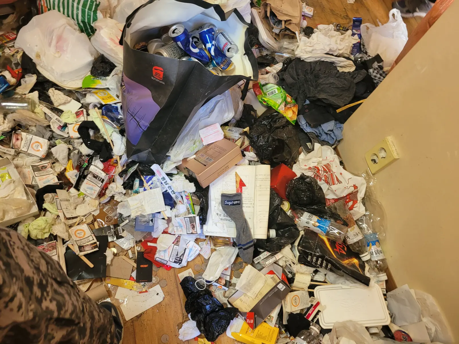 쓰레기집방치폐기물 관련 현장: 쓰레기와 봉투가 바닥을 뒤덮은 쓰레기집 정리 전 현장