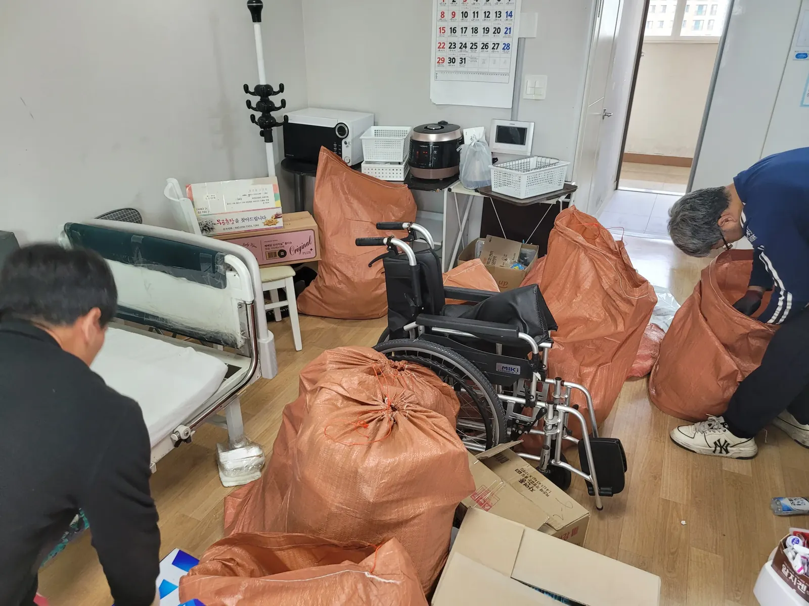 작업자가 쌓인 쓰레기를 분류해 포대에 담는 작업 현장