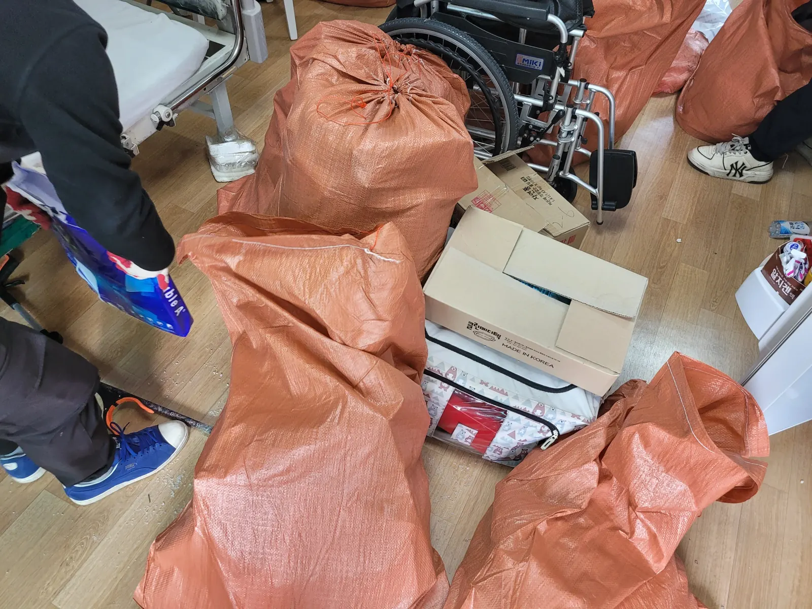 작업자가 쌓인 쓰레기를 분류해 포대에 담는 작업 현장