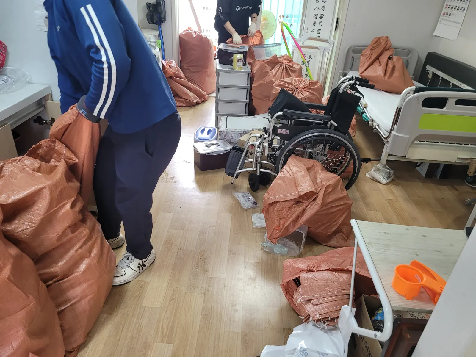 작업자가 쌓인 쓰레기를 분류해 포대에 담는 작업 현장