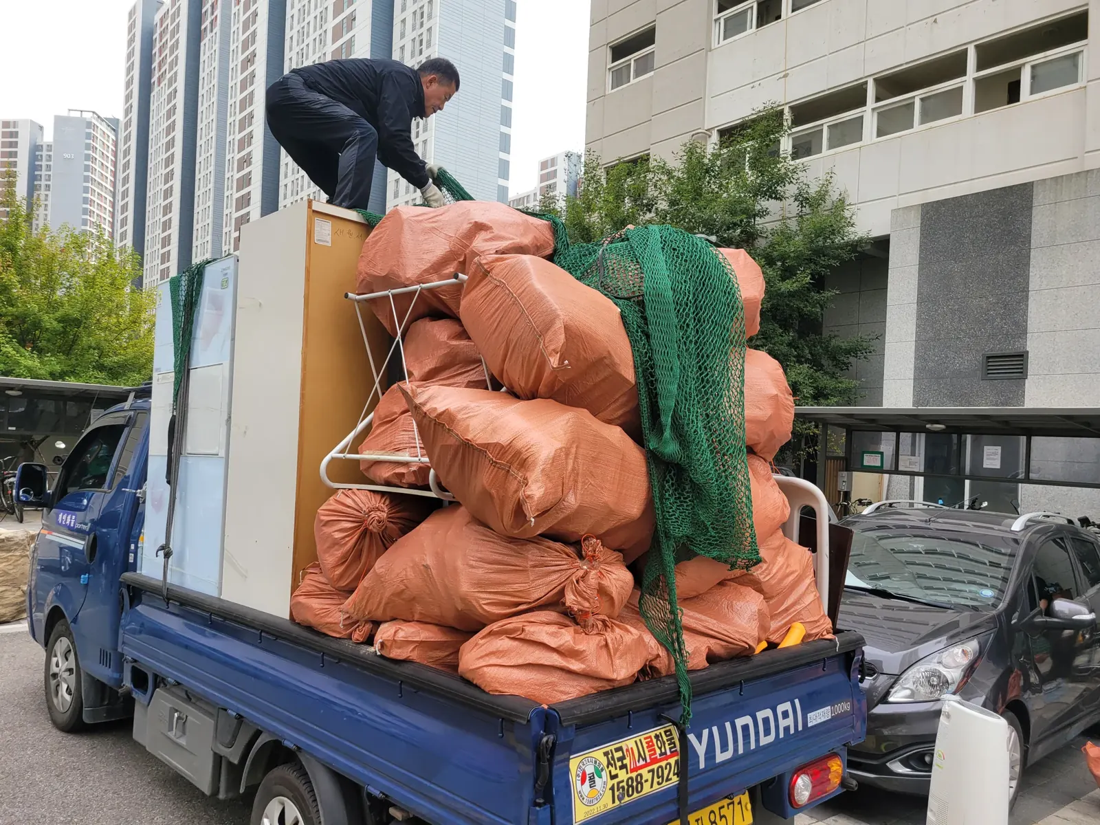 인천 쓰레기집청소 관련 현장: 폐기물과 가구를 트럭에 싣고 고정한 모습