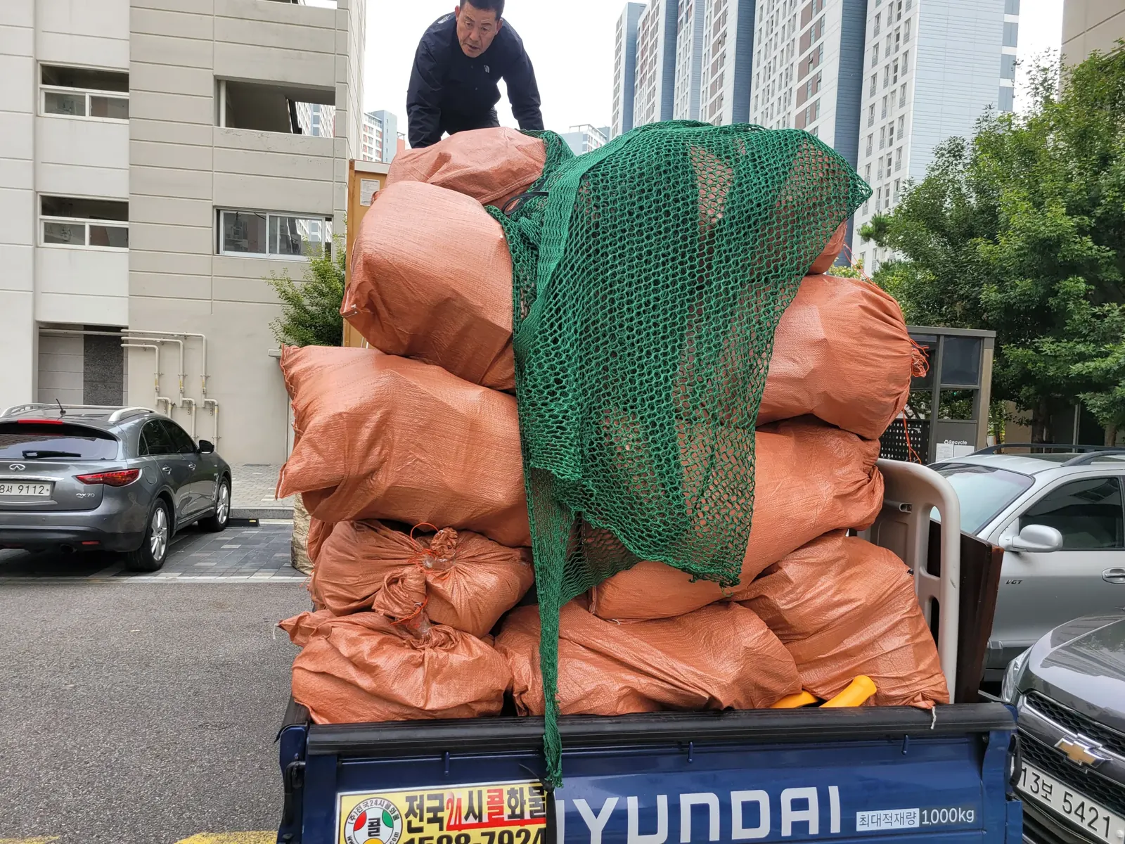 서울 쓰레기집청소 관련 현장: 폐기물과 가구를 트럭에 싣고 고정한 모습