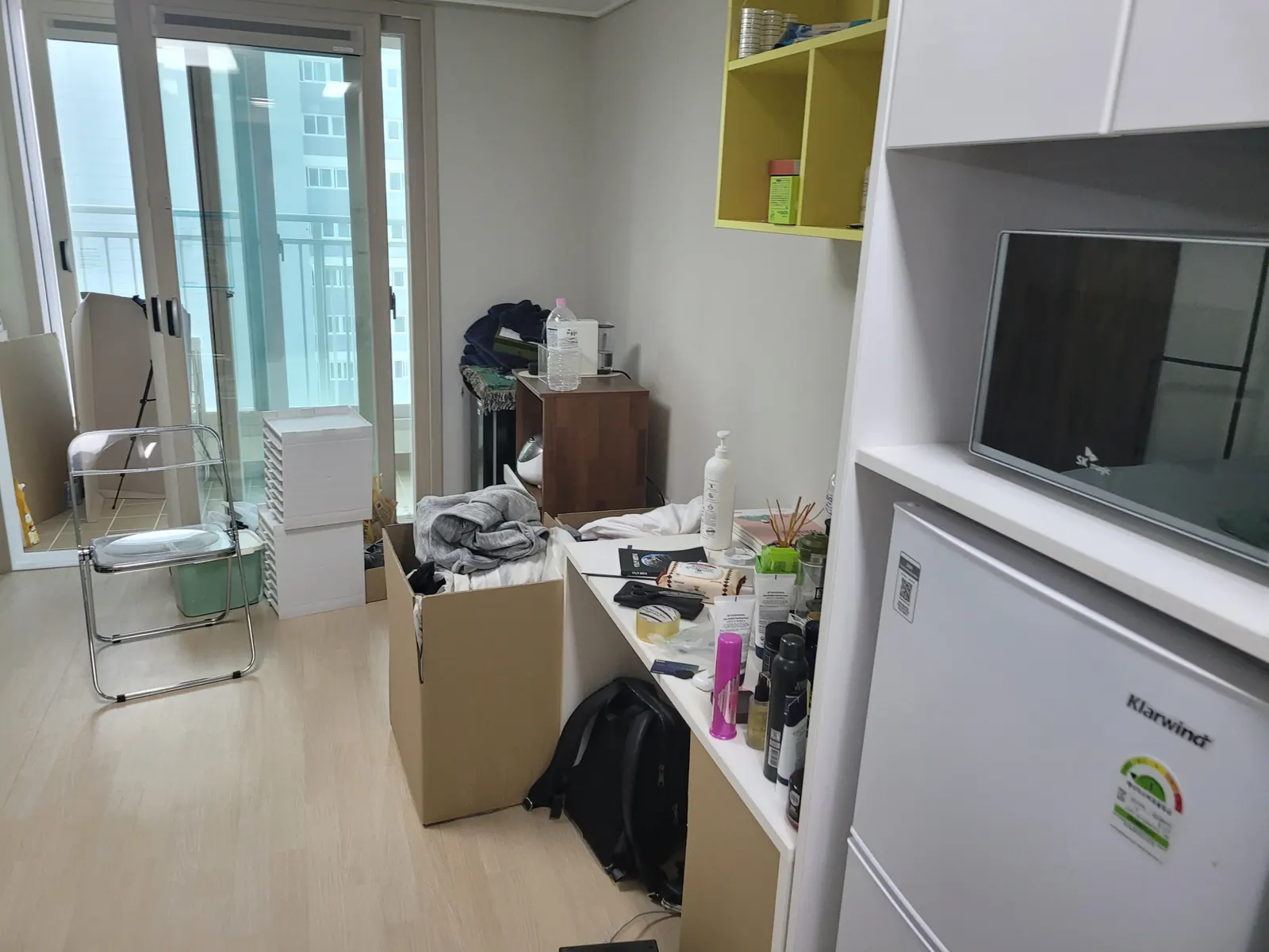 물품이 놓여 있는 원룸 정리 전 모습