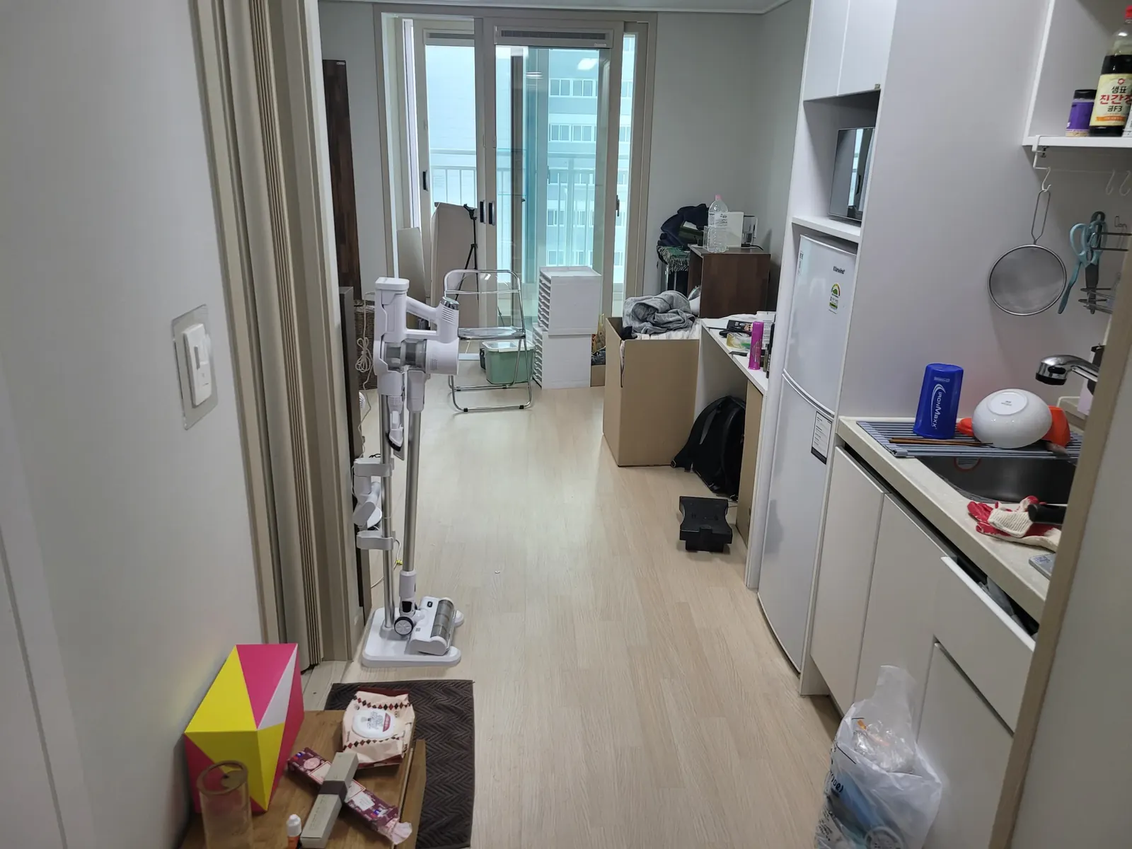 물품이 놓여 있는 원룸 정리 전 모습