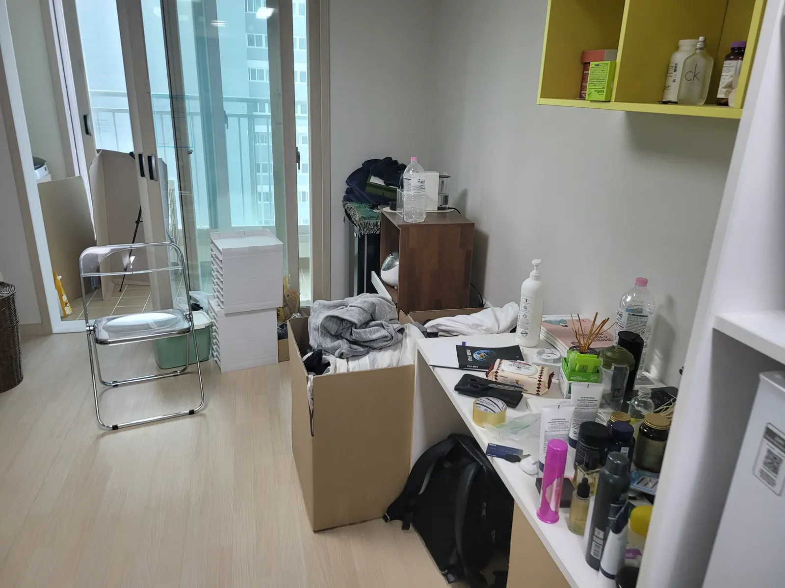 원룸비우기비용 관련 현장: 물품이 놓여 있는 원룸 정리 전 모습