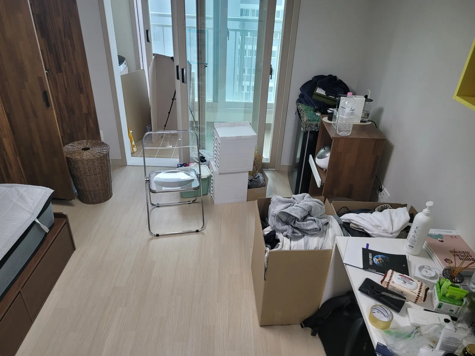 원룸비우기 관련 현장: 물품이 놓여 있는 원룸 정리 전 모습