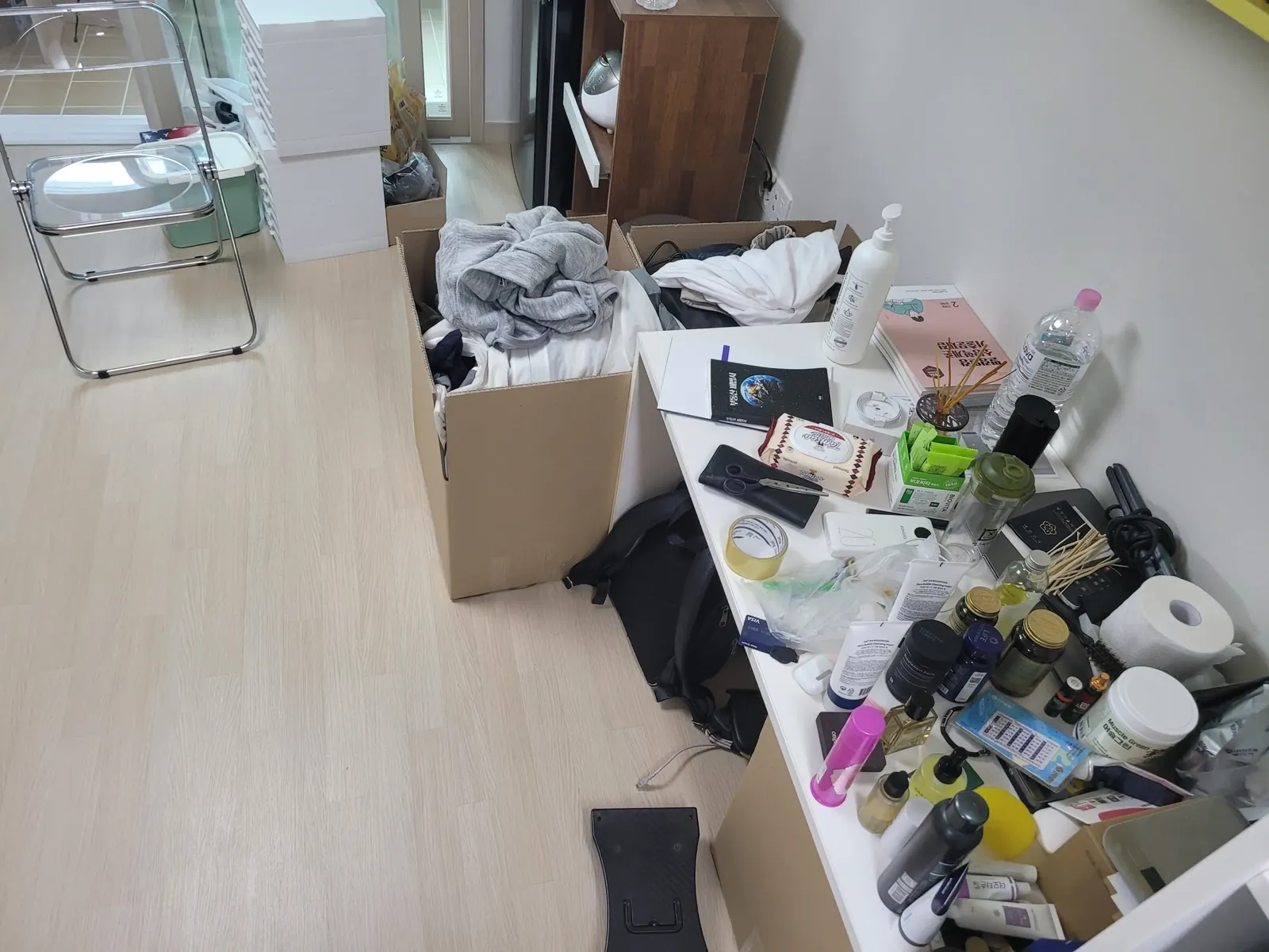 원룸청소업체 관련 현장: 물품이 놓여 있는 원룸 정리 전 모습