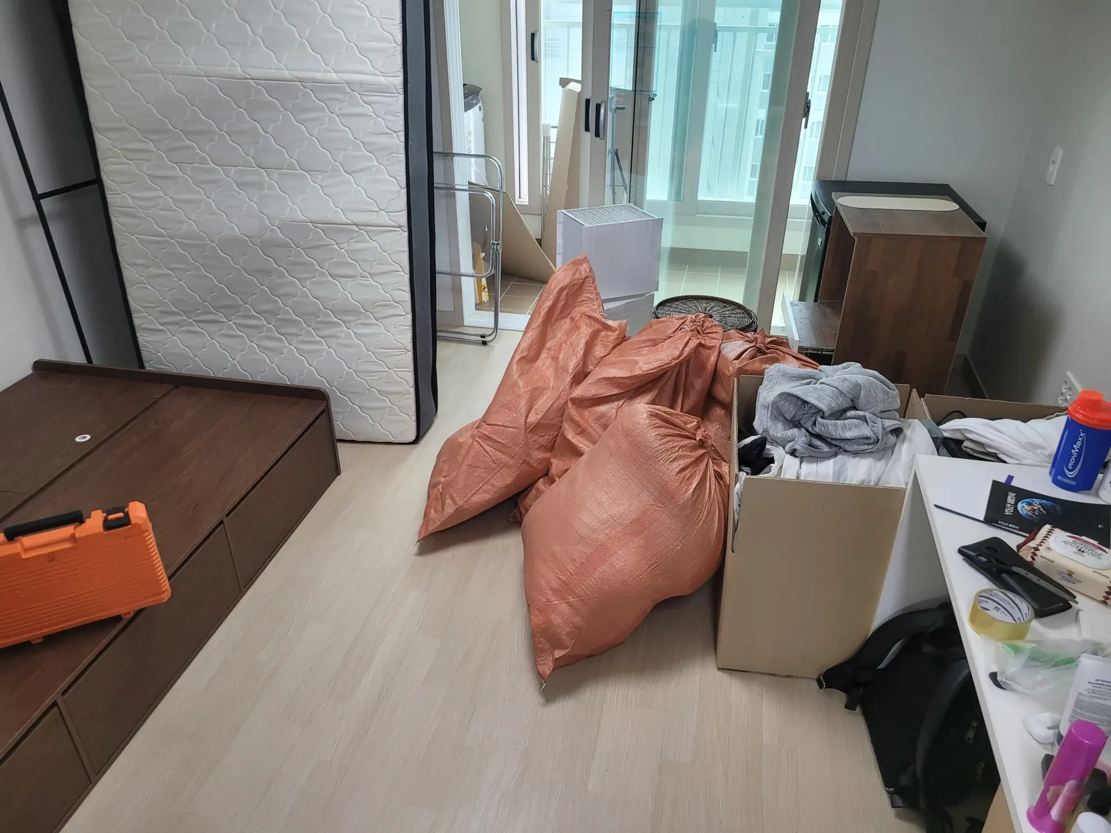 물품이 놓여 있는 원룸 정리 전 모습