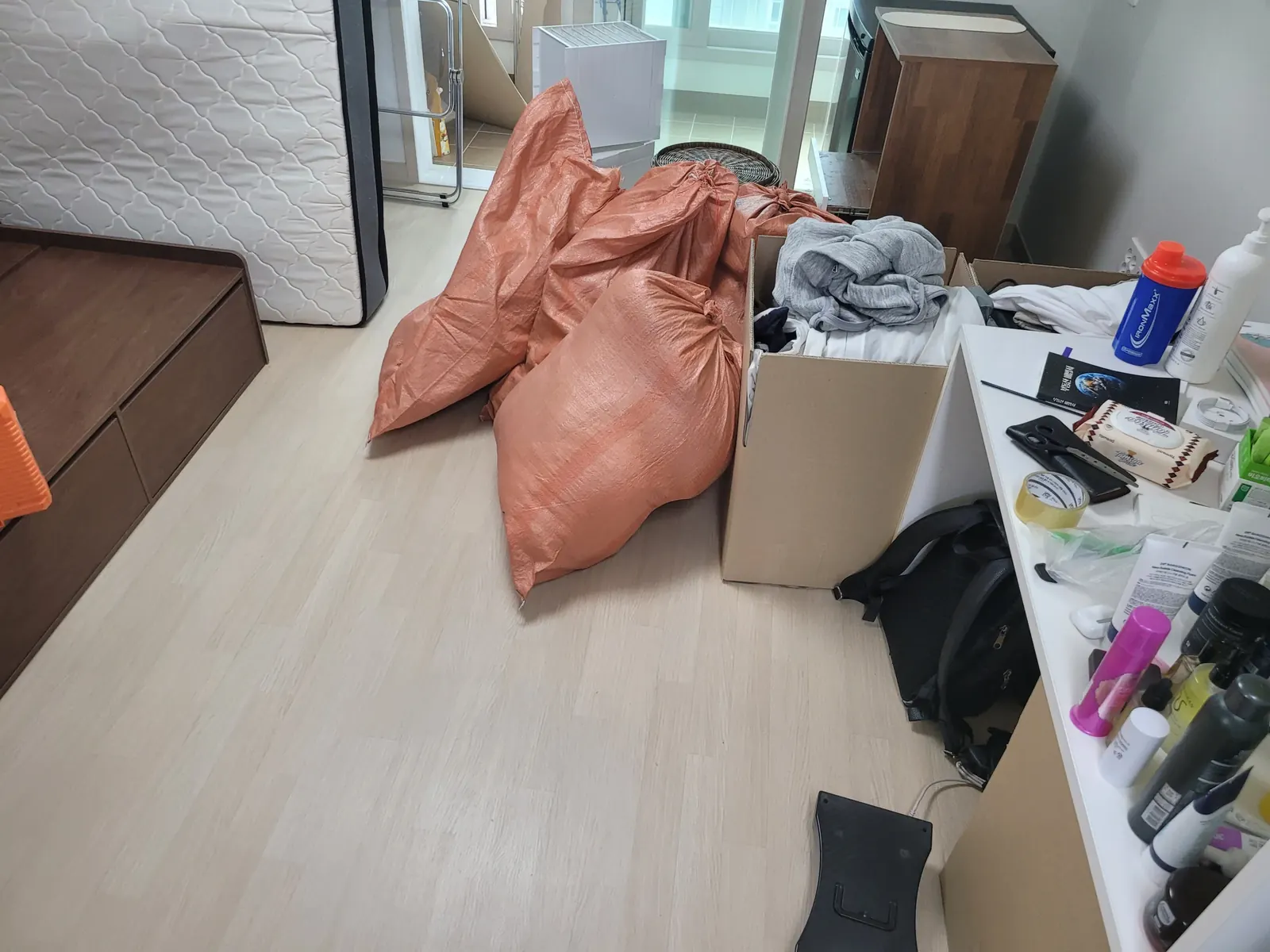 물품이 놓여 있는 원룸 정리 전 모습