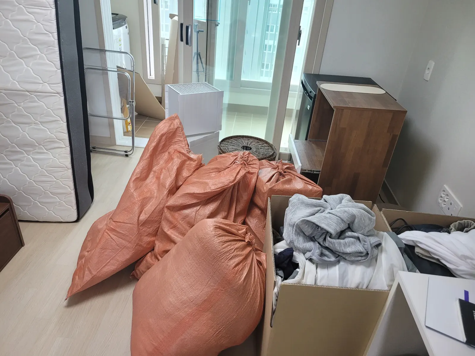 원룸비우기업체 관련 현장: 물품이 놓여 있는 원룸 정리 전 모습